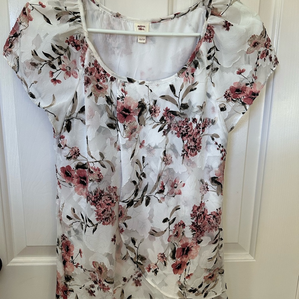 White Floral Scoop Neck Blouse with Blush Pink Accents XS
